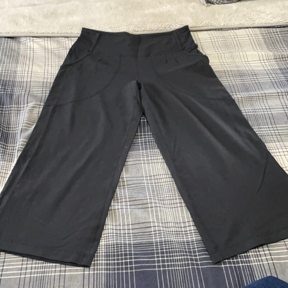 Wide legged Lululemon Capris - Picture 1 of 2